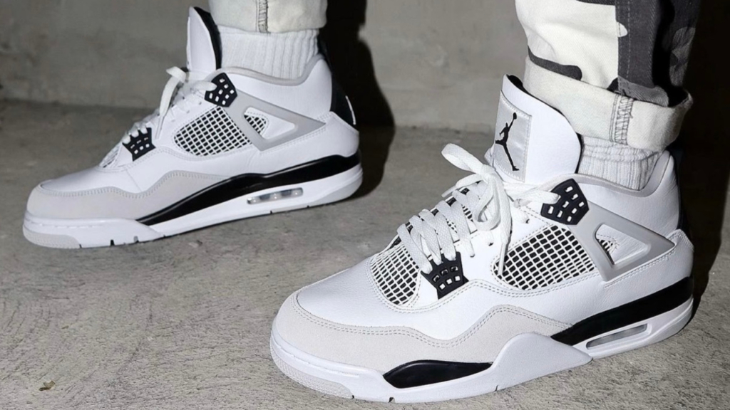 Air Jordan 4 ‘’Military Black’’